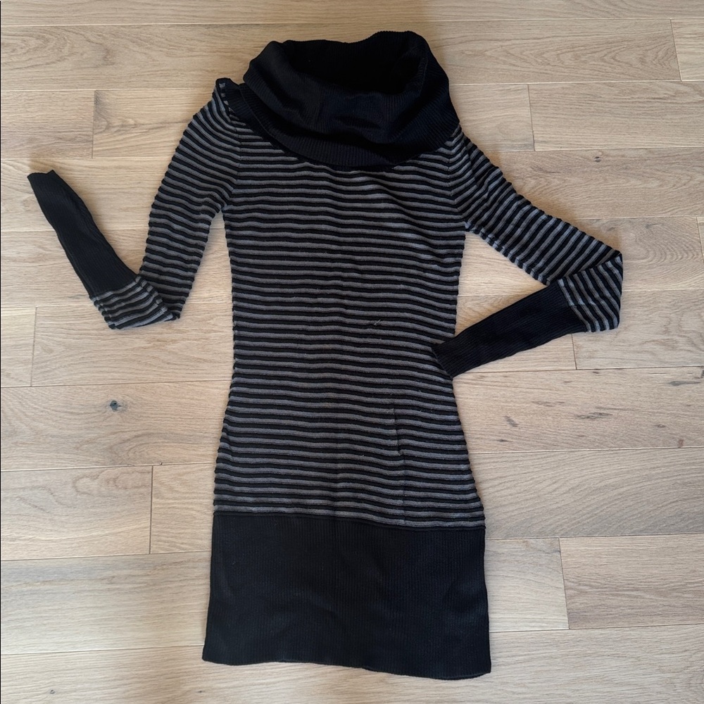 Cache Cowl Neck Sweater in Black and Gray